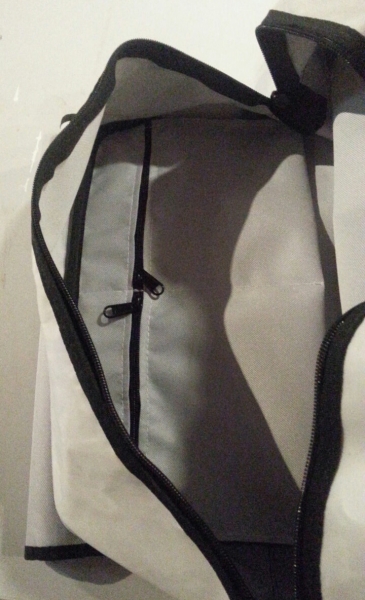 Open Shopperbag with view on the Zipper compartment